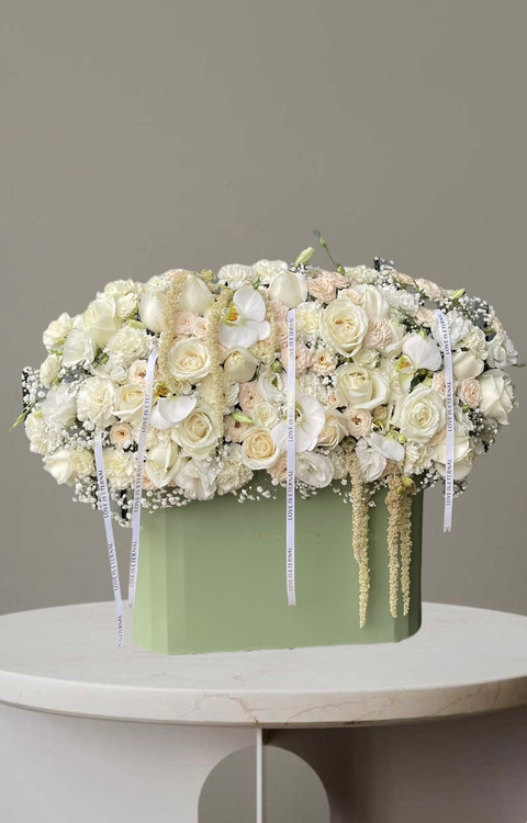 باکس گل ترکیبی سبز و کرم با ارکیده و رز سفید.طراحی پینترستی-گلفروشی فلورسا