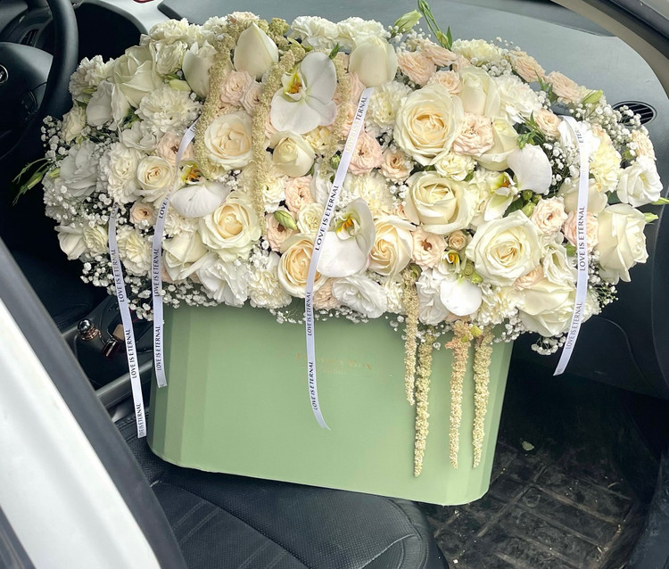 باکس گل سبز و سفید تبریک تولد و تشکر