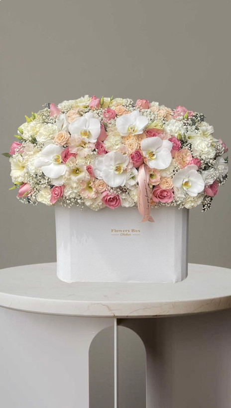 باکس گل رز صورتی و سفید ترکیبی شیک و رمانتیک - گلفروشی فلورسا