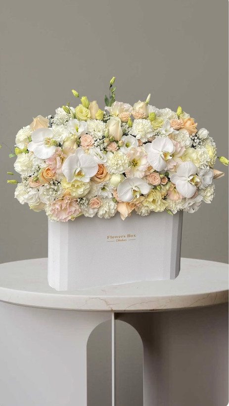 باکس گل سفید و کرم ارکیده تبریک شیک و لاکچری با رز و ارکیده تازه - گلفروشی فلورسا