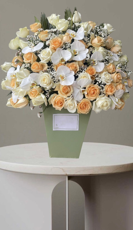 باکس گل رز سفید و کرم با ارکیده لوکس در باکس سبز مناسب هدیه و سفارش از گلفروشی فلورسا