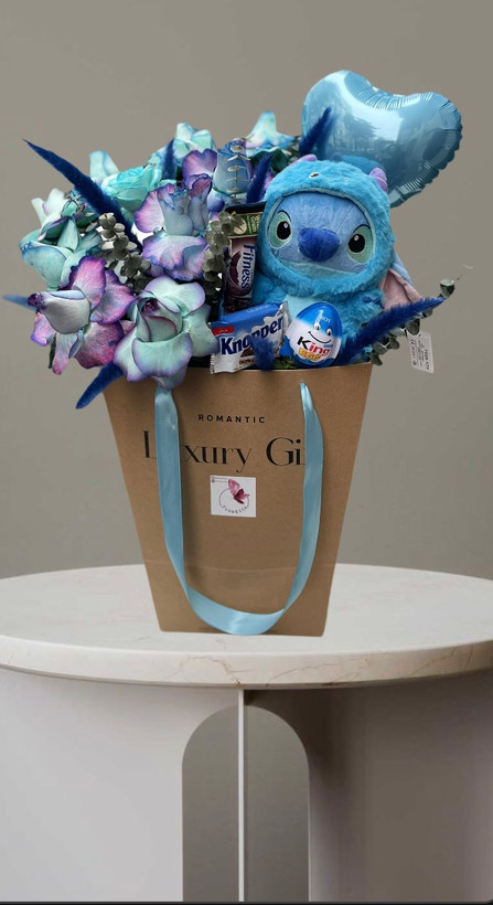 باکس هدیه رز آبی همراه با عروسک استیج سالیوان بادکنک قلبی آبی و شکلات های متنوع- هدیه خاص و متفاوت از گلفروشی فلورسا