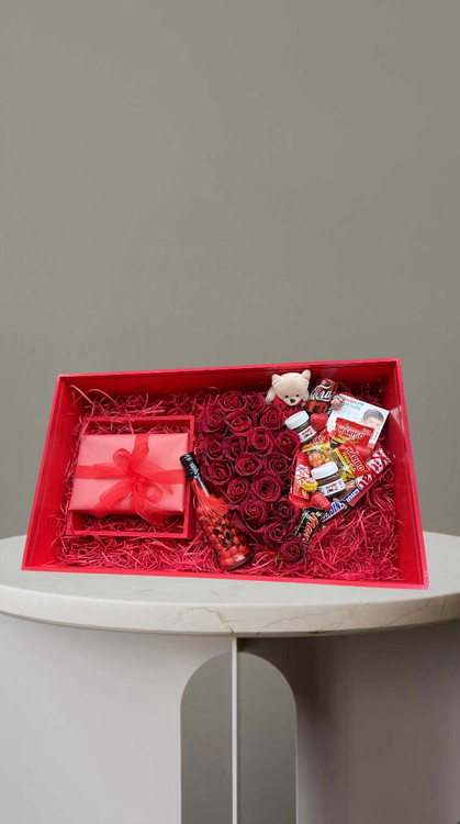 باکس گل قلب رز با شکلات مناسب ولنتاین و ... با ارسال رایگان در تهران