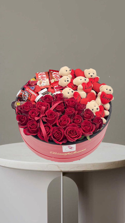 باکس گل شکلات ولنتاین قرمز با رز قرمز و شکلات خارجی با عروسک تدی مناسب سوپرایز و ولنتاین با ارسال فوری در تهران