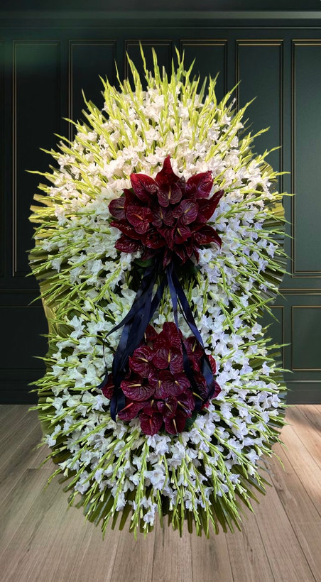 تاج گل تسلیت گلایل سفید با انتوریوم قرمز مناسب تسلیت و ختم ارسال فوری تاج گل در تهران