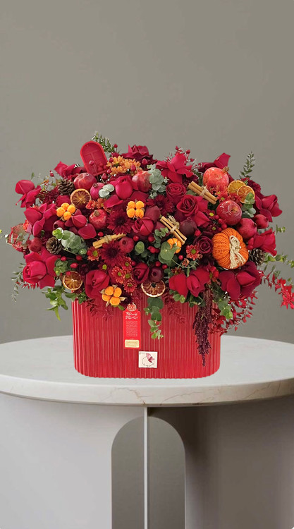 باکس گل سایز متوسط ویژه یلدا با ترکیب گهای قرمز ونارنجی شیک