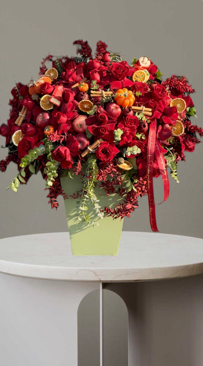 باکس گل یلدا بزرگ با ترکیب رز هلندی،میخک،انارهای تزیینی و پرتقال خشک،چوب دارچین