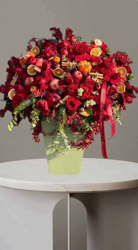 باکس گل یلدا بزرگ با ترکیب رز هلندی،میخک،انارهای تزیینی و پرتقال خشک،چوب دارچین