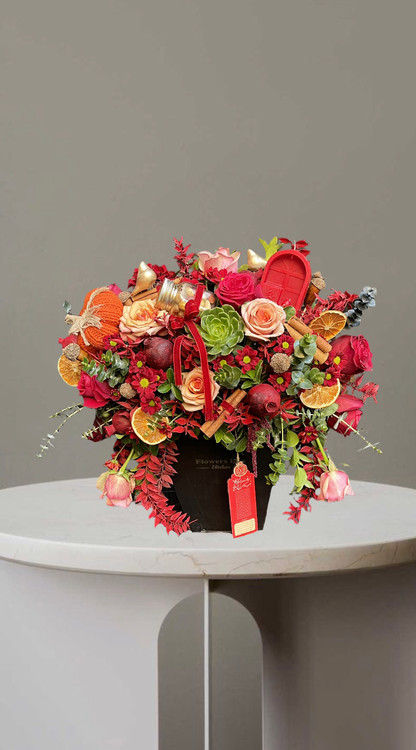 باکس یلدایی سایز کوچک با گلهای ترکیبی با طراحی شیک