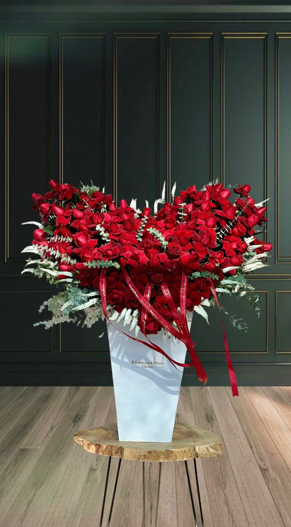 باکس گل سفید شیک با ترکیب رز قرمزوشاخه های ورونیکا تازه