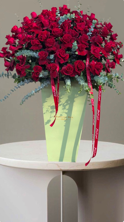 باکس گل رز لاکچری قرمز ۱۰۰ شاخه با برگ ارایی اکالیپتوس