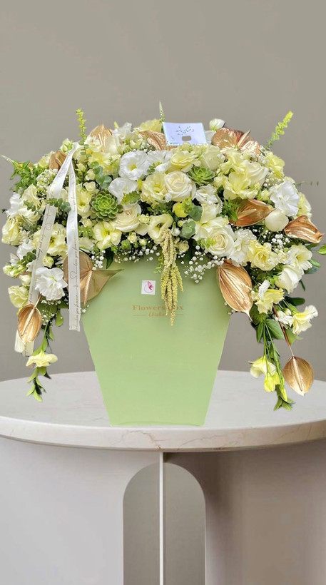 باکس گل سفیدوطلایی با رز هلندی و لیسیانتوس