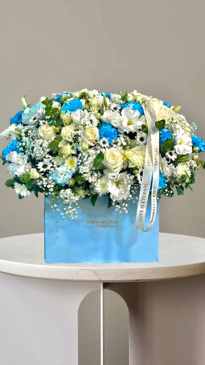 باکس گل شیک با ترکیب گلهالی ابی و سفید