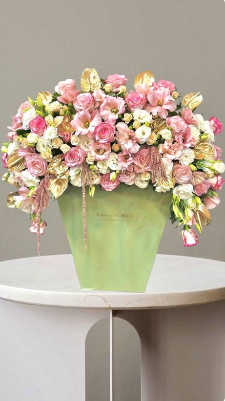 باکس گل لوکس بزرگ با طراحی خاص در باکس سبز با گل رز صورتی ولیسیلنتوس و گلهای تزیینی طلایی