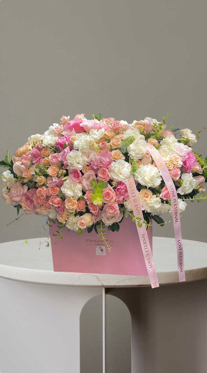 باکس گل لوکس با ترکیب رزهای صورتی وهلویی به همراه میخک سفیدوروبان صورتی