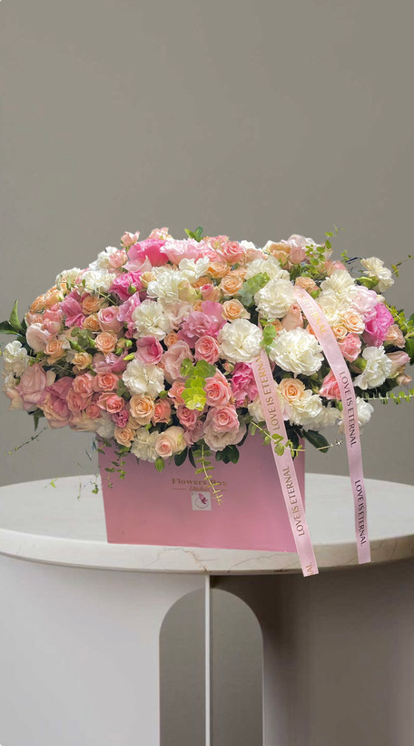 باکس گل لوکس با ترکیب رزهای صورتی وهلویی به همراه میخک سفیدوروبان صورتی