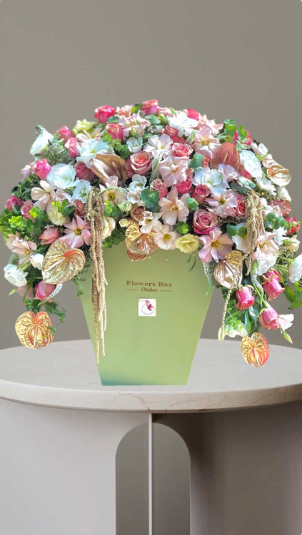 باکس گل بزرگ لاکچری رز و انتریوم مناسب هدیه دادن و تبریک