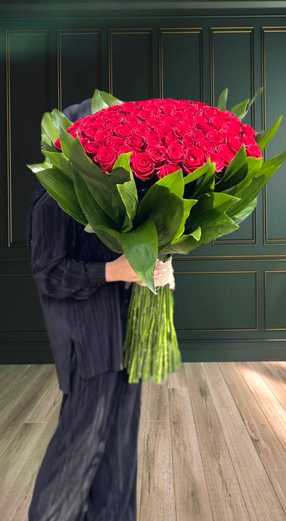 دستهگل رز 100 شاخه قرمز شیک و بزرگ با برگ ارایی سبز مناسب برای سورپرایز عاشقانه و ولنتاین