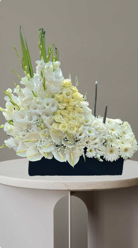 باکس تسلیت با ترکیب گلهای سفید وشمع ارایی مناسب ختم و ابراز همدردی