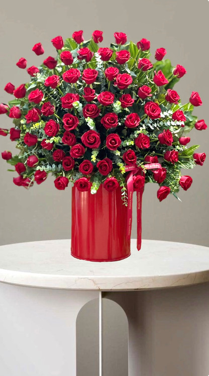 باکس رزقرمز ۸۰ شاخه با اکالیپتوس با طراحی خاص از گلفروشی فلورسا