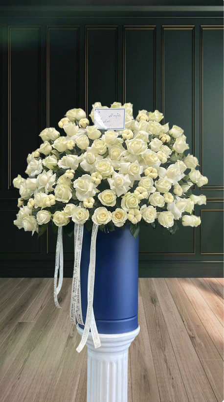 باکس گل رز سفید ۸۰ شاخه در باکس استوانه ای سرمه ای شیک