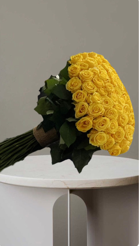 دسته گل ۸۰ شاخه رز زرد طبیعی با برگ های سبز تازه از گلفروشی فلورسا