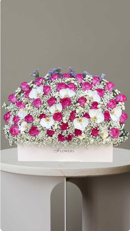 باکس گل رز سرخابی با ارکیده سفیدوژیپسوفیلادر جعبه شیک از گلفروشی فلورسا