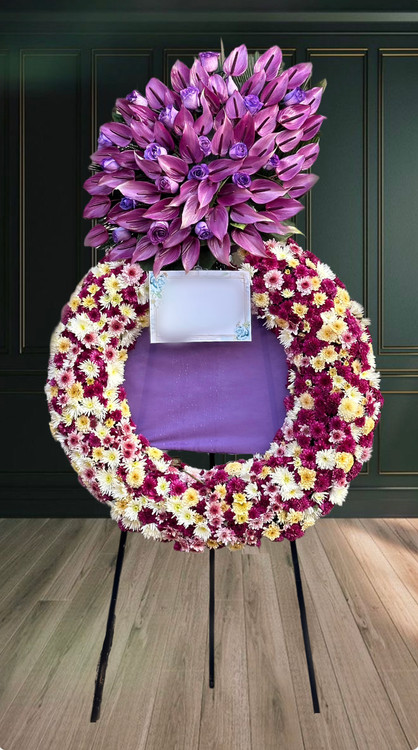 تاج گل درباری بنفش طراحی شده با گلهای رزداوودی و برگ های تزیینی مناسب مراسم رسمی وخاص