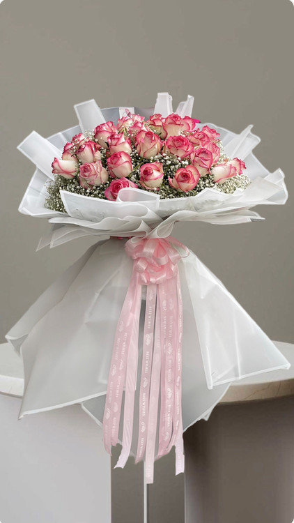 دسته گل رز جومیلیا ۲۰ شاخه با تزیین ژیپسوفیلا و کاغذ سفید