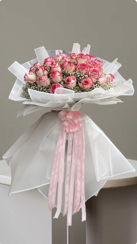دسته گل رز جومیلیا ۲۰ شاخه با تزیین ژیپسوفیلا و کاغذ سفید