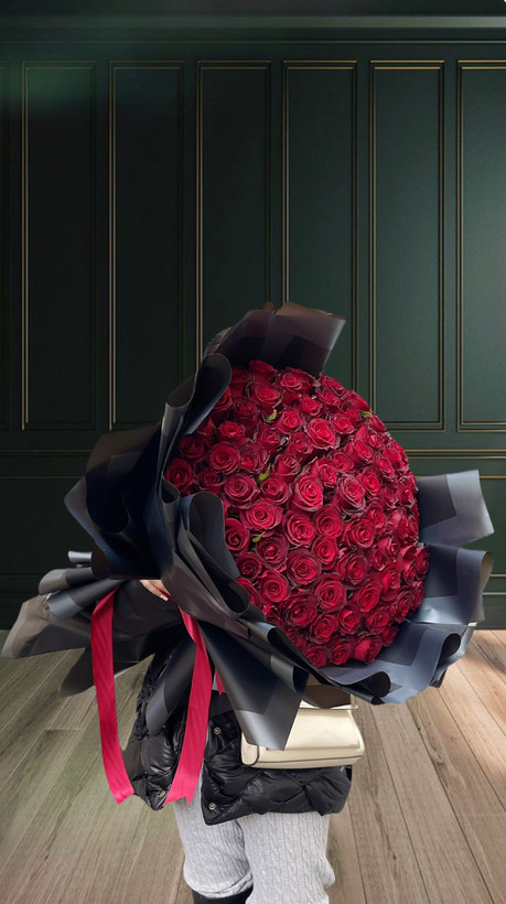 دسته گل ۸۰ شاخه رز بزرگ با کاغذ مشکی وروبان قرمز شیک-گلفروشی فلورسا