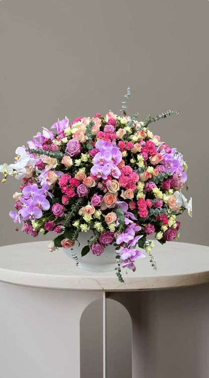 جامگل لوکس رز و ارکیده با ترکیب گل های رز رنگی و ارکیده بنفش و سفیددرگلدان شیک برای هدیه و مراسم خاص-گلفروشی فلورسا