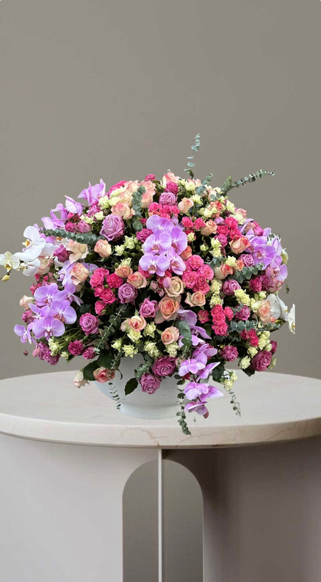 جامگل لوکس رز و ارکیده با ترکیب گل های رز رنگی و ارکیده بنفش و سفیددرگلدان شیک برای هدیه و مراسم خاص-گلفروشی فلورسا