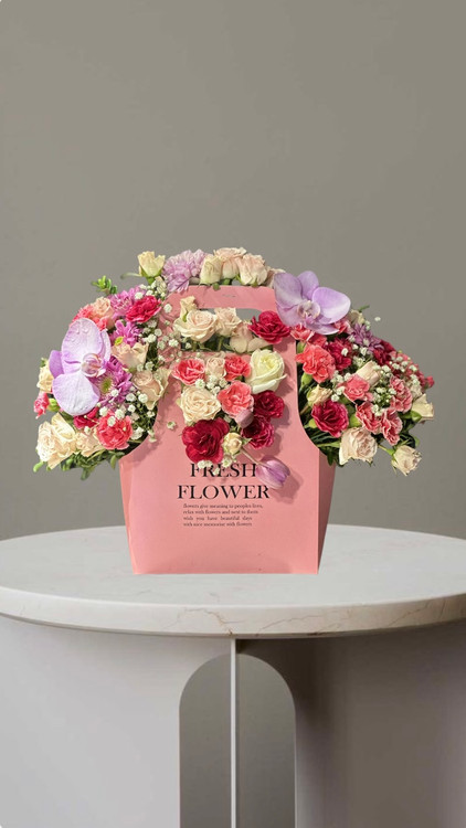 کیف گل رز وارکیده صورتی با طراحی فانتری با ترکیب گل های متنوع-گلفروشی فلورسا