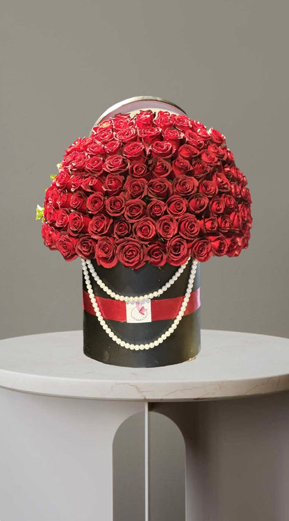 باکسگل رز 100 شاخه قرمز در جعبه مشکی با تزیین مروارید و ربان قرمزگلفروشی فلورسا