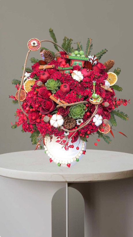 باکس سفید گل یلدایی با طراحی ویژه شب یلدا شامل گل رز قرمز وانارومیوه های خشک و کاج و عناصر سنتی-مناسب شب یلدا