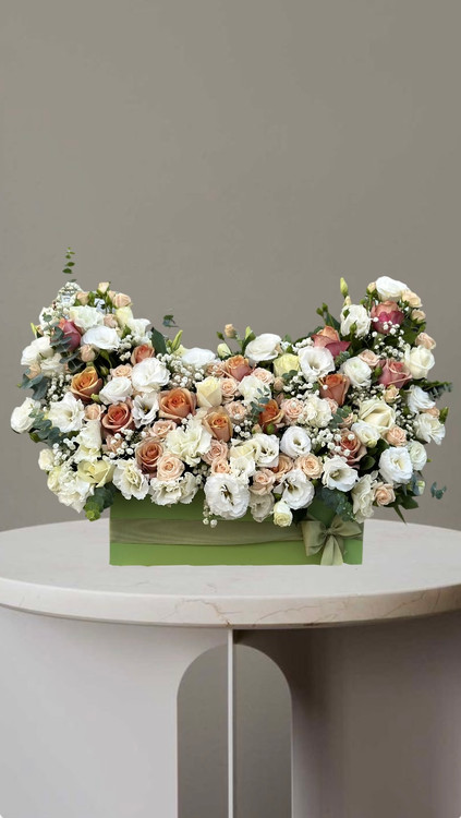 با کس گل رز و لیسیانتوس با ترکیب رنگی کرم سفید و گلبهی