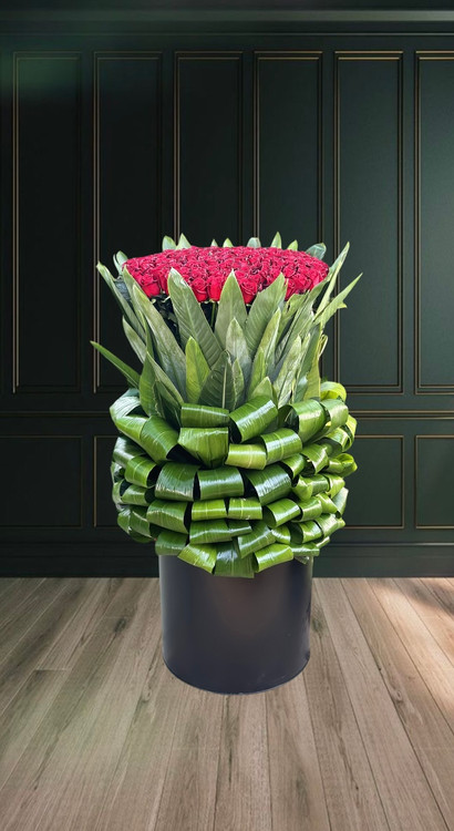 باکس گل رز 100 شاخه قرمز با برگ ارایی شیک وخاص در ظرف استوانه ای مشکی