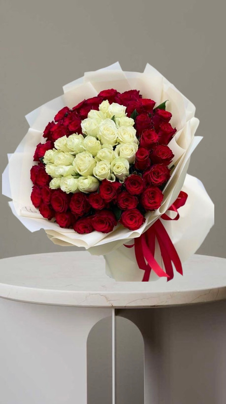 دسته گل رز 60 شاخه قلبی قرمز وسفید با کاغذ پیچی سفید و روبان قرمز |گلفروشی فلورسا