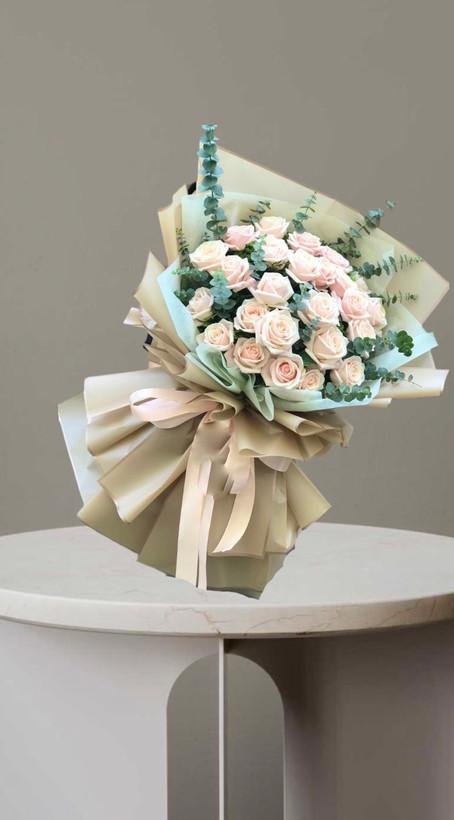 دسته گل 20 شاخه رز صورتی روشن گلبهی با گانیا و کاغذ پیچی کرم- گلفروشی فلورسا