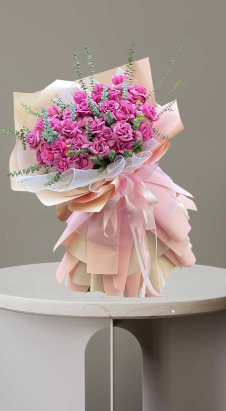 دسته گل رز ژولیت 30 شاخه با کاغذ پیچی صورتی و کرم-طراحی شیک ومدرن مناسب هدیه ارسال رایگان در تهران