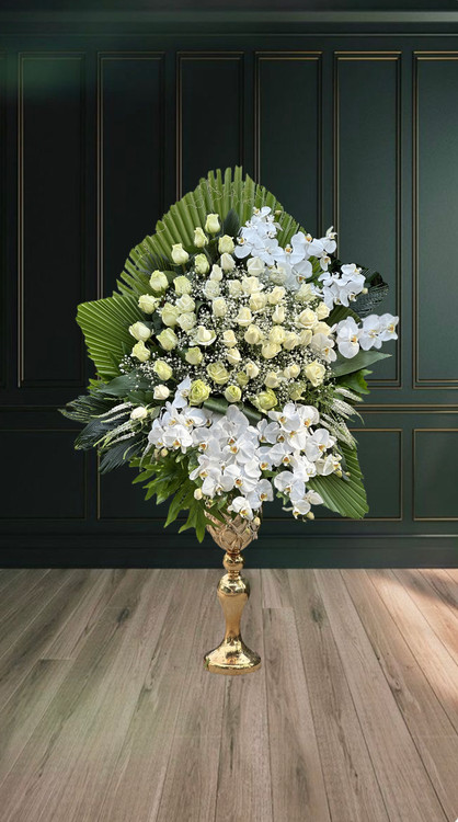 جام گل خواستگاری سفید با ترکیب رز و ارکیده لوکس روی پایه طلایی