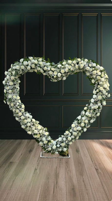 استند گل قلبی بزرگ دو متری با گل های سفید مناسب مراسم خاص