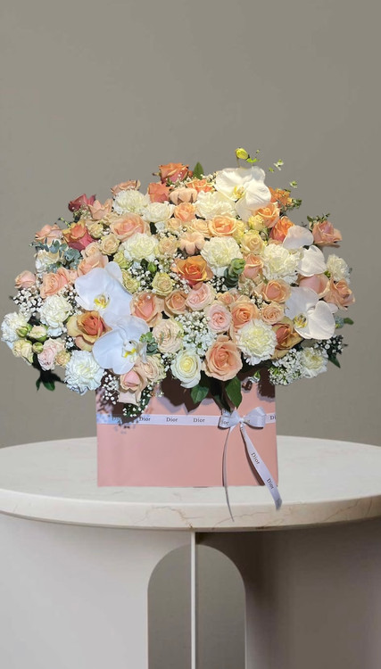 باکس گل گلبهی تبریک با رزهای هلندی و گل های سفید شیک در باکس صورتی،مناسب برای تبریک و هدیه