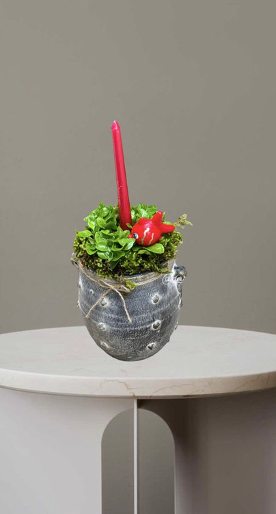 گلدان سبزه تزیین شده با شمع قرمز و مجسمه ماهی قرمز برای سفره هفت سین