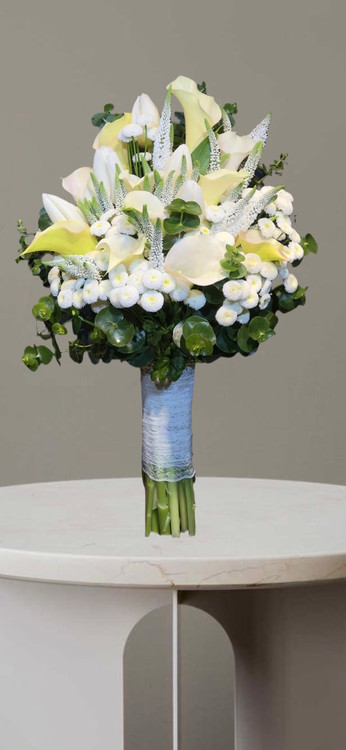 دسته گل عروس ترکیبی با گل های شیپوری سفید و کرمی همراه با گل های تزئینی سبزو سفید