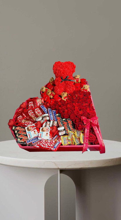 باکس گل ولنتاین با طراحی خاص شامل گلرز قرمز و شکلات های متنوع خارجی و خرس قرمز و تزیینات عاشقانه با ارسال در تهران