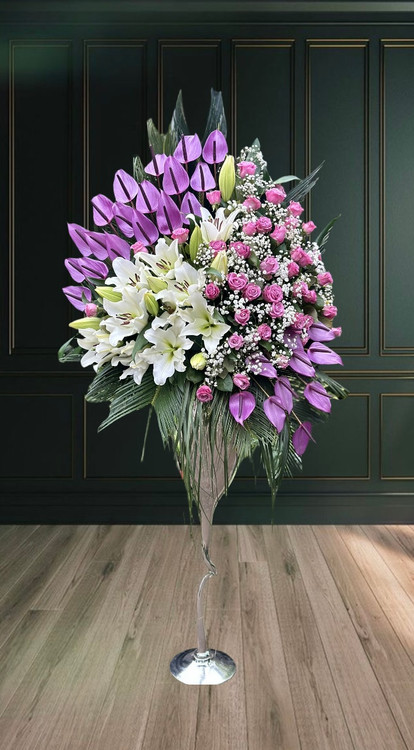 جام گل خواستکاری با ترکیب لیلیوم سفید و رز های صورتی و آنتوریوم بنفش چیدمان شده روی پایه فلزی بلند و لوکس