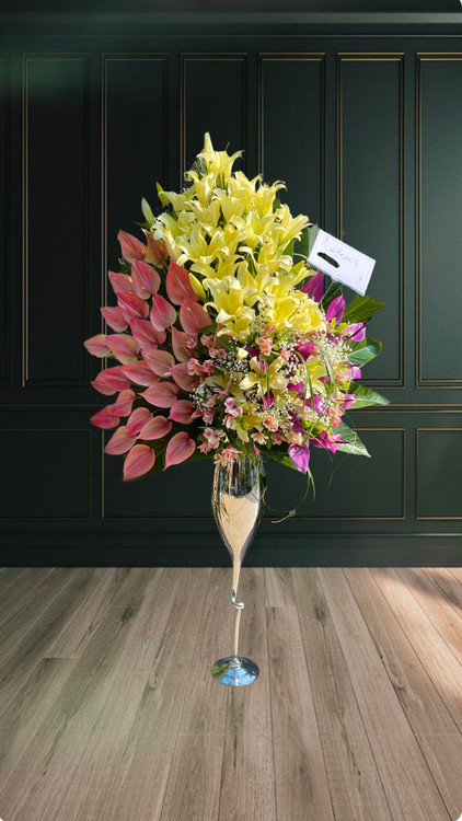 جام گل شیک پایه بلند با گلهای آنتریوم السترومریا و لیلیوم در جام شیشه ای نقره ای با برگ ارایی از گلفروشی فلورسا در تهران