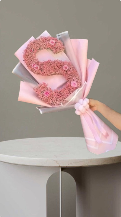 دسته گل حرف s ساخته شده از گلهای صورتی در کاغذپیچی صورتی و ربان صورتی